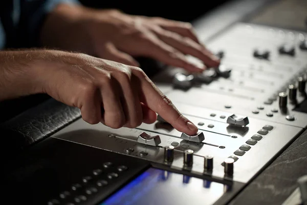 Руки на микширующей консоли в студии звукозаписи — стоковое фото