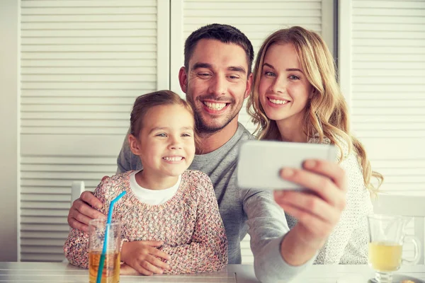 Szczęśliwa rodzina przy selfie w restauracji — Zdjęcie stockowe