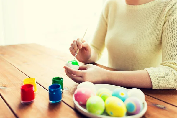 Primer plano de las manos de la mujer para colorear huevos de Pascua — Foto de Stock