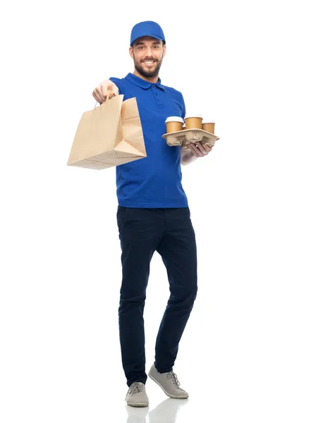 Gelukkig levering man met koffie en voedsel in zak — Stockfoto