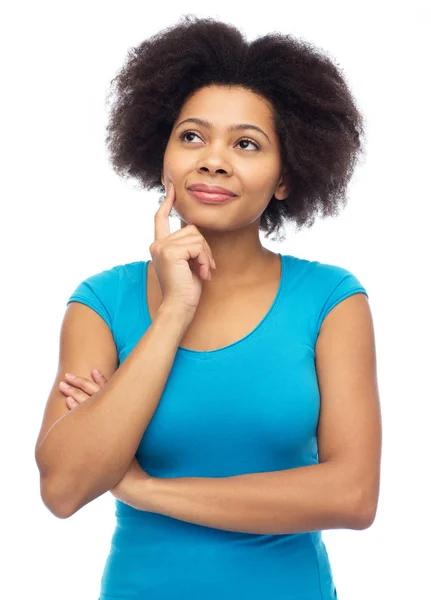 Glücklich afrikanisch-amerikanische junge Frau über weiß — Stockfoto
