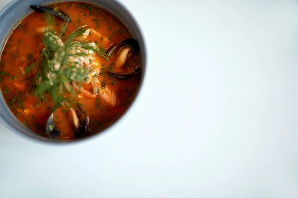 Seafood soup with fish and blue mussels in bowl — Stock Photo, Image