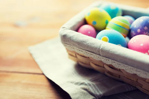 Közel a színes húsvéti tojás kosárban — Stock Fotó