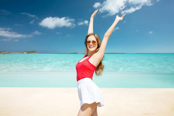 Gelukkig jonge vrouw in zonnebril op zomer-strand — Stockfoto