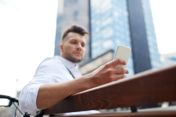 Close up of man texting on smartphone in city — Stock Photo, Image