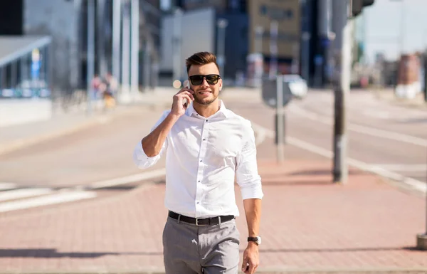 Homem feliz com smartphone chamando na rua da cidade — Fotografia de Stock