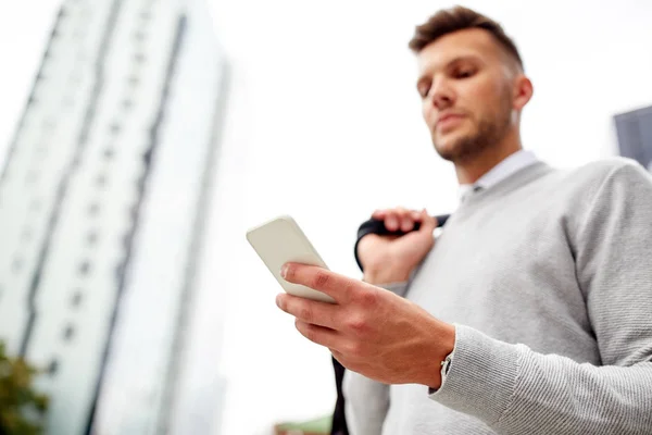 Zbliżenie na człowieka SMS-y na smartfonie w mieście — Zdjęcie stockowe