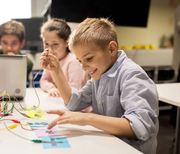 Kids, laptop and invention kit at robotics school — Stock Photo, Image