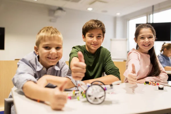 로봇 학교에서 로봇을 만드는 행복 한 아이들 — 스톡 사진