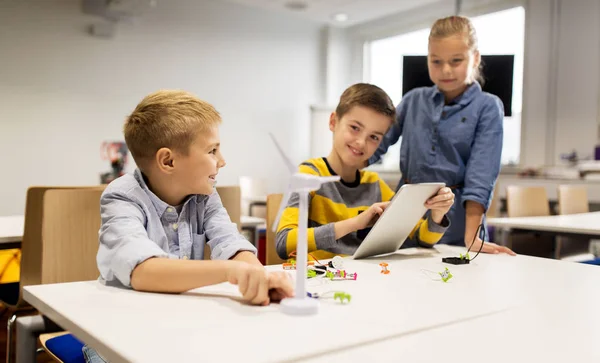 Niños con programación de tablet pc en la escuela de robótica — Foto de Stock