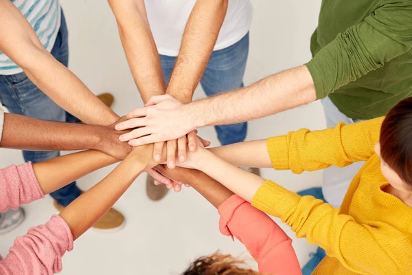 Grupp internationella människor med händer tillsammans — Stockfoto