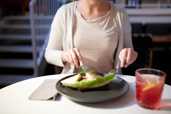 Жінка їсть тост для ікри в ресторані — стокове фото
