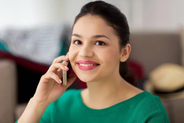 Mujer feliz llamando en el teléfono inteligente en casa — Foto de Stock