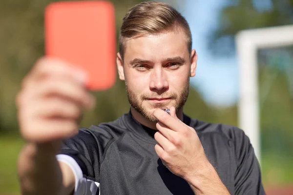 Scheidsrechter op voetbal veld weergegeven: rode kaart Stockfoto