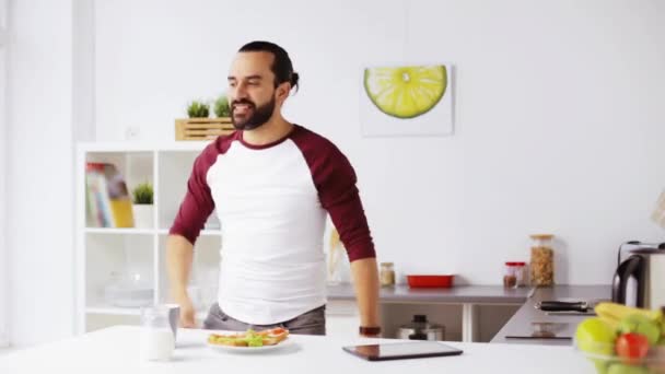 Hombre desayunando y bailando en casa — Vídeos de Stock