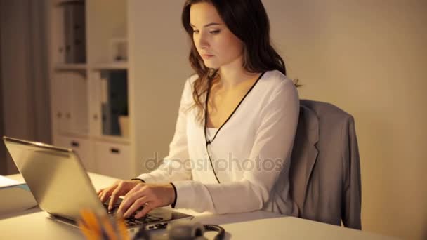 Mulher com laptop chamando no telefone no escritório da noite — Vídeo de Stock