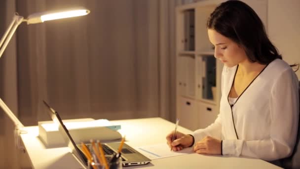 Woman with calculator and papers at night office — Stock Video