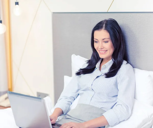 Empresária feliz com laptop no quarto de hotel — Fotografia de Stock