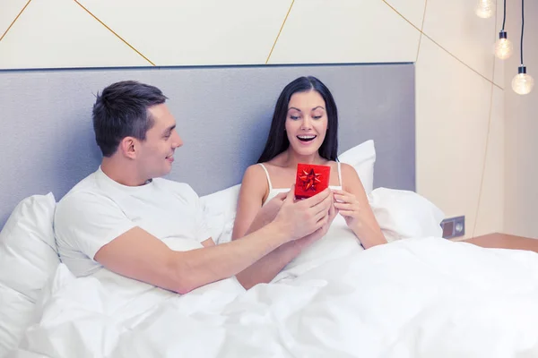 Man giving woman little red gift box — Stock Photo, Image