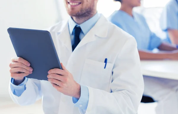 Close-up de médico feliz com tablet pc na clínica — Fotografia de Stock