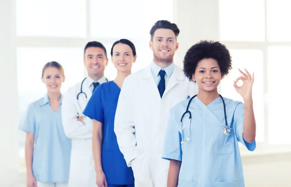 Grupo de médicos felices en el hospital — Foto de Stock