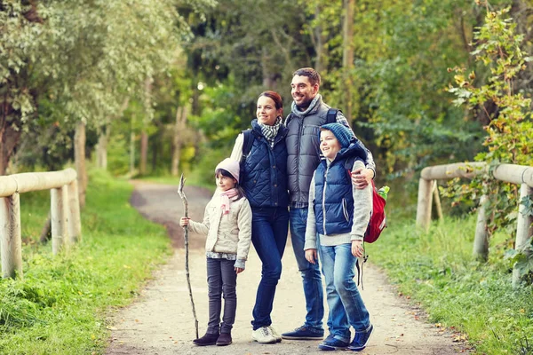 Glückliche Familie mit Rucksäcken wandern — Stockfoto