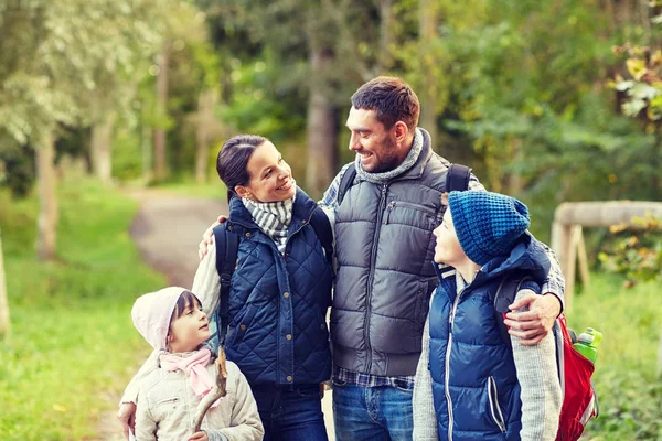 Glückliche Familie mit Rucksäcken wandern — Stockfoto