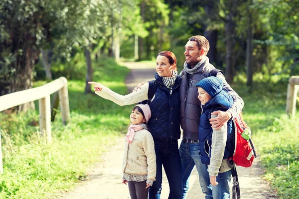 Šťastná rodina s batohy turistika — Stock fotografie