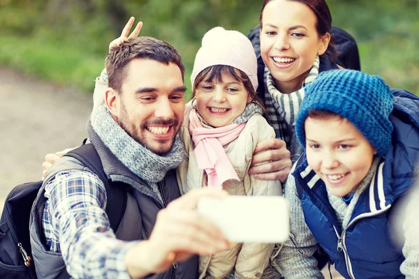 Familie macht Selfie mit Smartphone im Wald — Stockfoto