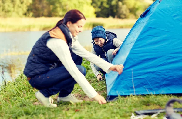 Felice madre e figlio allestimento tenda all'aperto — Foto Stock