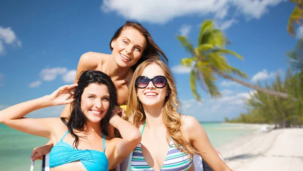 Jovens mulheres felizes em biquínis na praia de verão — Fotografia de Stock