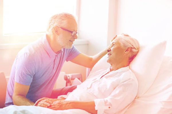 Senior couple möte på sjukhusavdelningen — Stockfoto