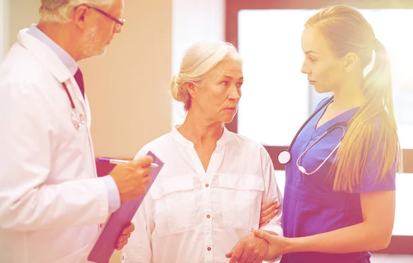 Sjukvårdare och senior patient kvinna på sjukhuset — Stockfoto