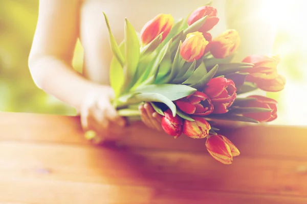 Close up van vrouw met tulp bloemen — Stockfoto