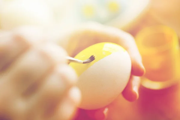 イースターの卵を着色女性手のクローズ アップ — ストック写真