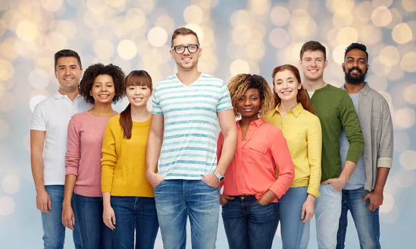 Internationale Gruppe glücklich lächelnder Menschen — Stockfoto