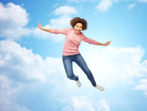 Mujer afroamericana feliz saltando sobre blanco — Foto de Stock