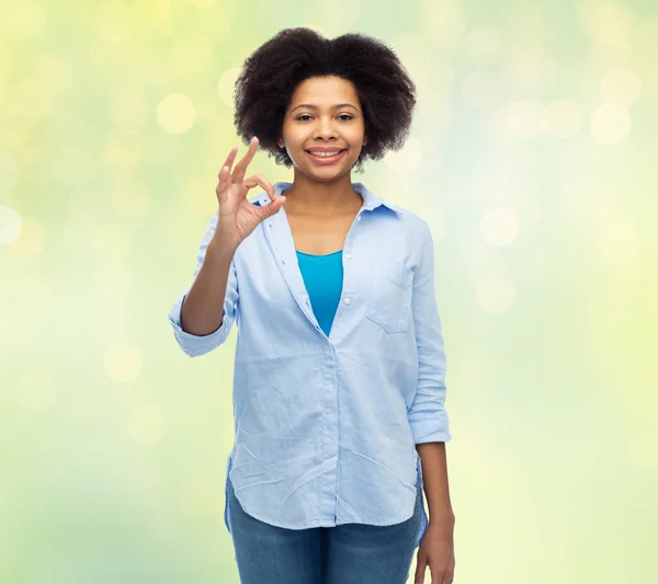 해피 아프리카계 미국 여성이 손에 좋은 사인을 하는 모습 — 스톡 사진