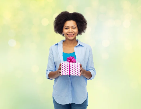 Heureuse femme africaine avec boîte cadeau d'anniversaire — Photo