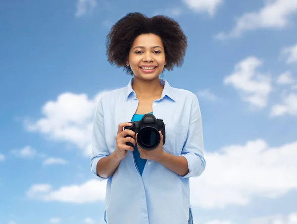 Ευτυχισμένος αφρικανική αμερικανική γυναίκα με ψηφιακή φωτογραφική μηχανή — Φωτογραφία Αρχείου