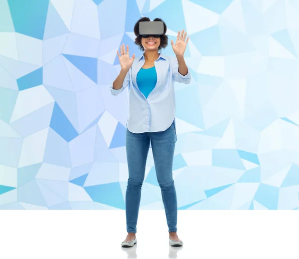 Donna in realtà virtuale auricolare o occhiali 3D — Foto Stock