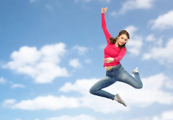Lachende jonge vrouw springen in de lucht — Stockfoto