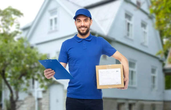 Homem de entrega feliz com caixa de pacote e área de transferência — Fotografia de Stock