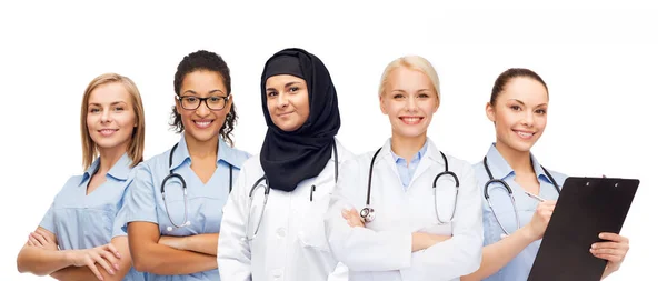 Group of female doctors with clipboard — Stock Photo, Image