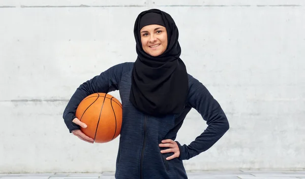 Feliz mujer musulmana en hijab con baloncesto — Foto de Stock