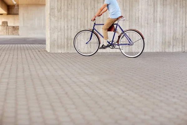 流行に敏感な男固定に乗るギア自転車 — ストック写真