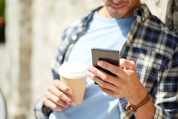 Uomo con smartphone e caffè in strada — Foto Stock