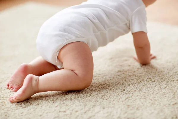 Pequeno bebê em fralda rastejando no chão em casa — Fotografia de Stock