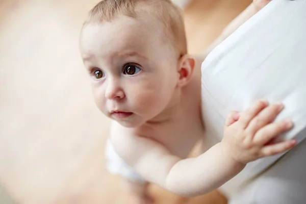 Close-up van gelukkig kleine jongen of meisje thuis — Stockfoto