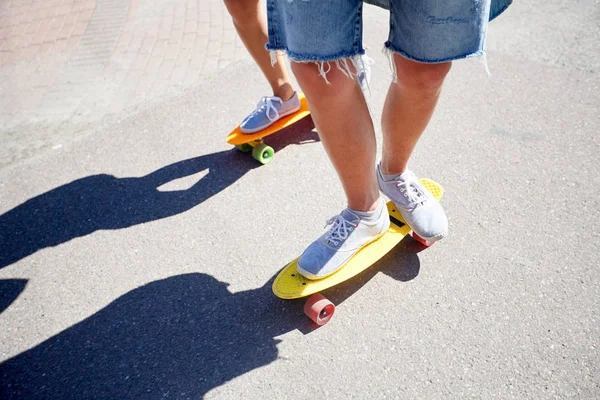 Tiener paar rijden skateboards op weg van de stad — Stockfoto